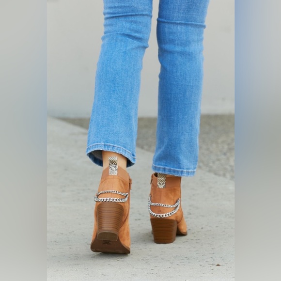 Westside Pointed Toe Chain Detail Ankle Booties - Picture 4 of 7